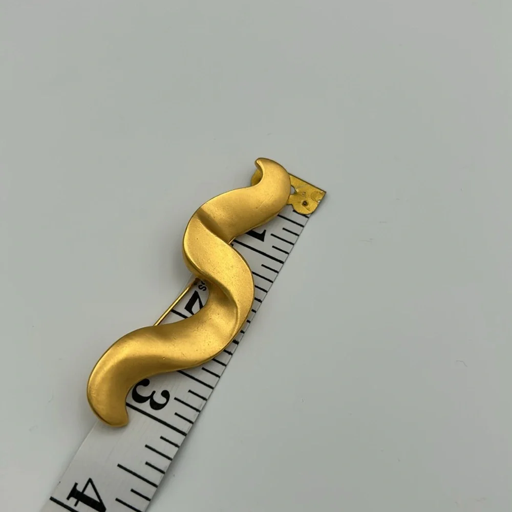 Vintage Carolee Modernist Matte Gold Tone 1980s Power Dressing Ribbon Brooch